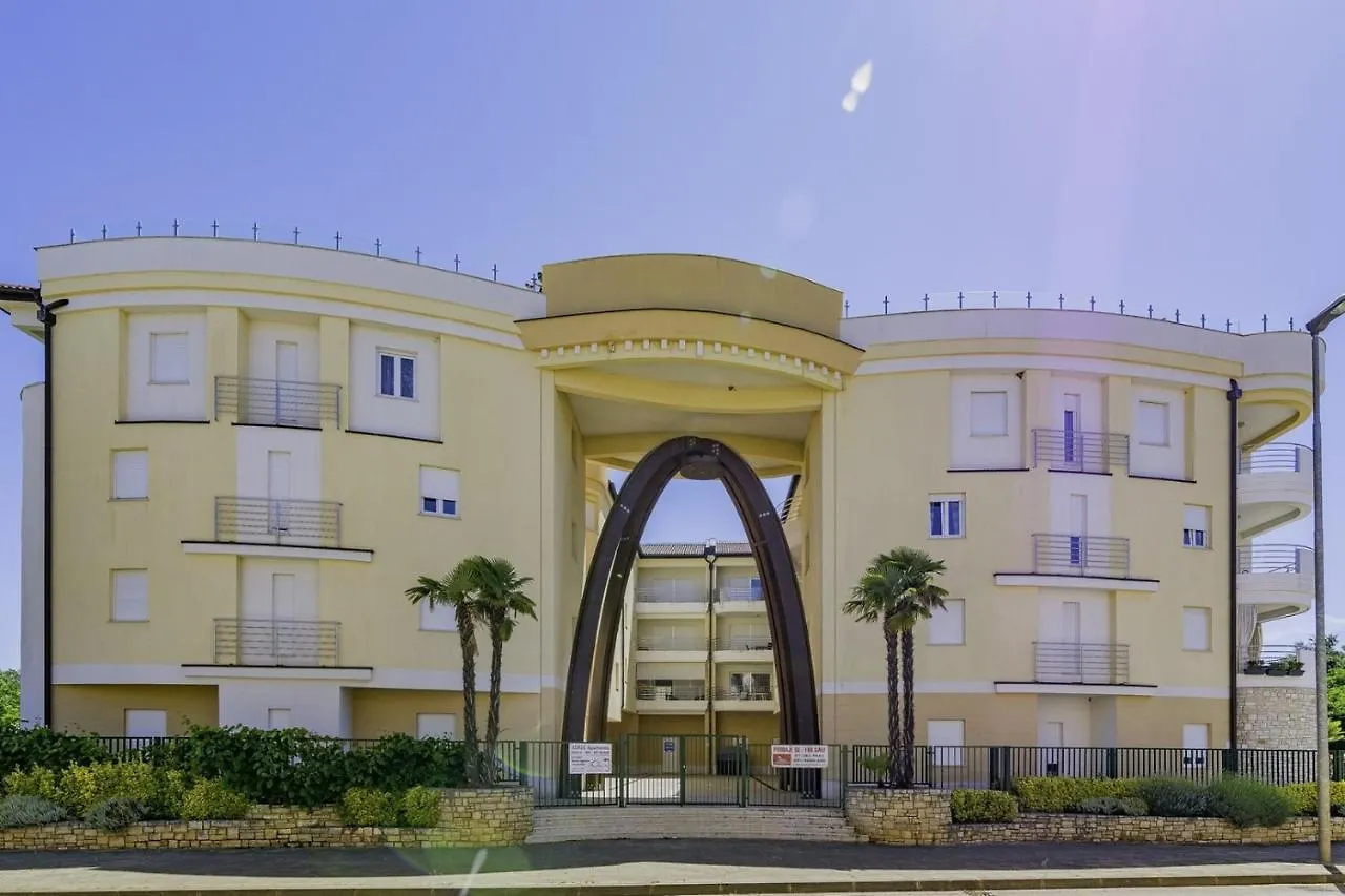 Adria Apartments 우마그